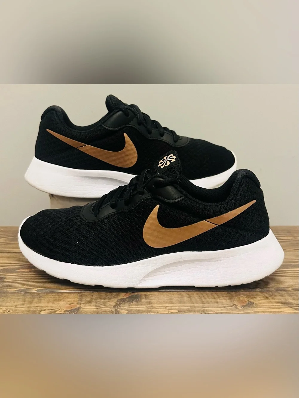 Nike Womens Tanjun Running ShoesDJ6257-001 Black/Rose Gold Women’s Size 7